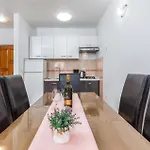 2 Bedroom Amazing In Apartman Pula