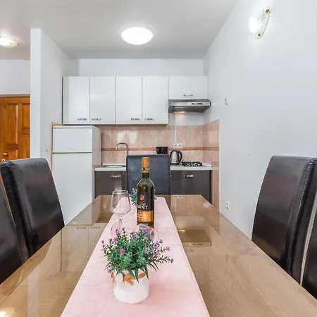 Lovely In With Kitchen Apartment Pula