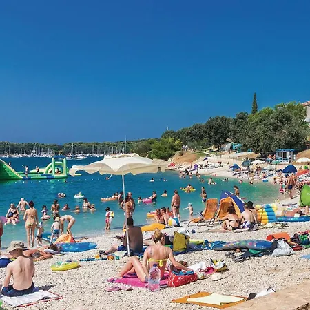 Apartment Lovely In With Kitchen Pula