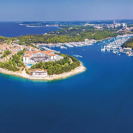 Lovely In With Kitchen Apartment Pula