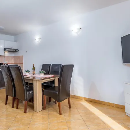 Apartament 2 Bedroom Awesome In